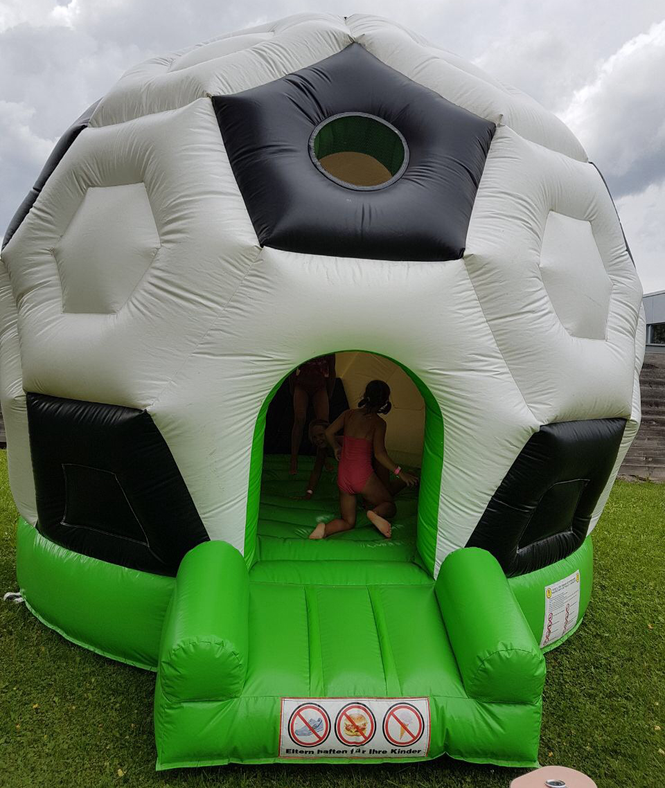 Karin Boy Hüpfburg Fussball